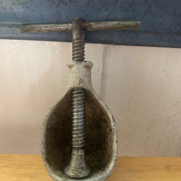 NUT CRACKER - Vintage WALNUT SHAPED Solid metal T-Bar Screw Vice Nut Cracker - Picture 2 of 9